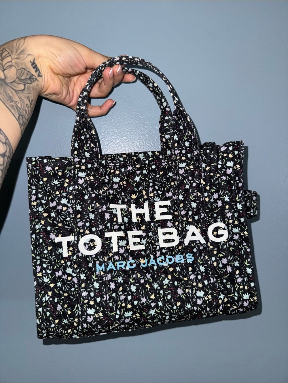 Marc Jacobs Black Floral Logo Tote with Adjustable Strap - Picture 2 of 4